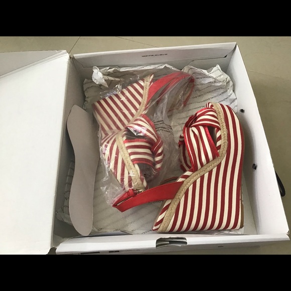 Rare Aldo Red and White Stripe knot wedge - Picture 5 of 5